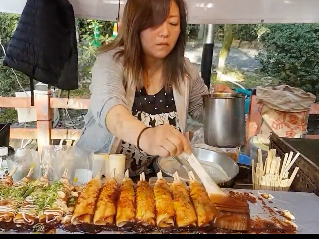 « Hashimaki » ou crêpes roulées sur un bâton