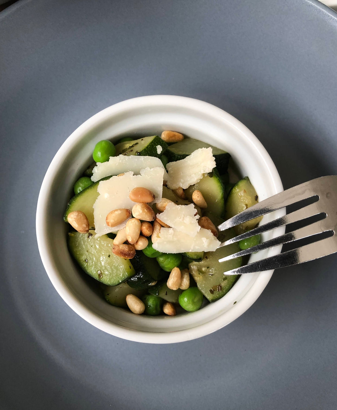 Flans de semoule aux courgettes, herbes et petits pois